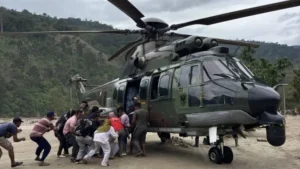 TNI dan warga setempat bekerja untuk memulihkan akses di Aceh setelah banjir