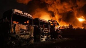 Pasar saham merosot karena harga minyak melonjak akibat kekhawatiran terkait Selat Hormuz.