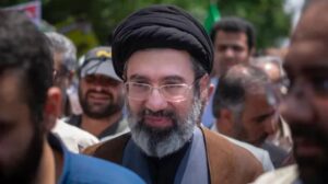 Mojtaba Khamenei akan menggantikan ayahnya sebagai pemimpin tertinggi Iran.